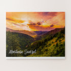 Rivière et arbres de vallée de montagne de coucher