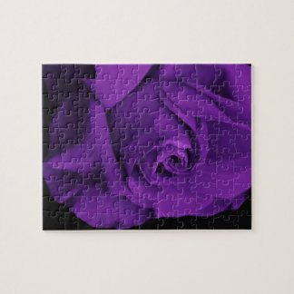 Puzzle Rose de pourpre sur la casse-tête noire
