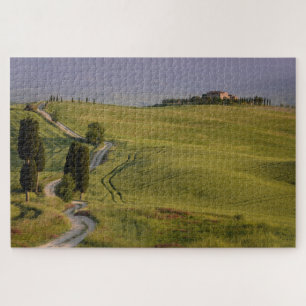 Puzzle Route avec des cyprès à Terrapille en Toscane