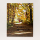 Route rouge d'automne de grange de retraite