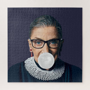 Puzzle Ruth Bader Ginsburg soufflant un bubble gum blanc