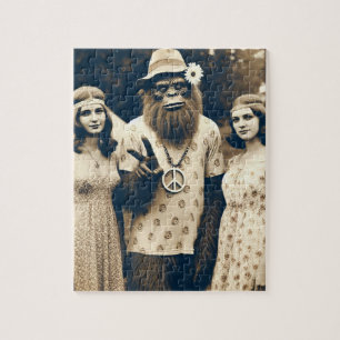 Puzzle Sasquatch Hippie Sepia Avec Deux Femmes