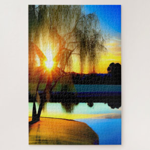 Puzzle Saule au coucher du soleil près de l'étang