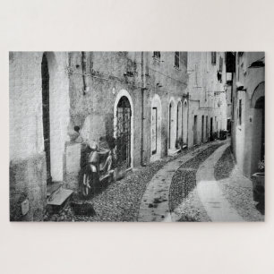 Puzzle Scooter dans une rue en Italie en noir et blanc