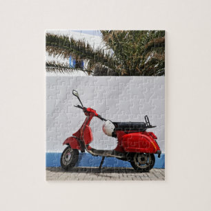 Puzzle scooter rouge par mur, île de Stromboli,