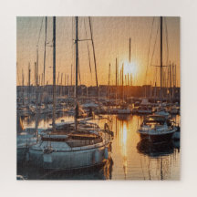 Sérénité du coucher de soleil sur la marina