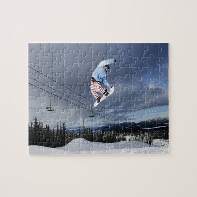 Puzzle Snowboarder saut en plein air en faisant un backsi (Horizontal)