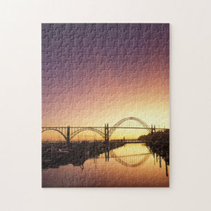 Puzzle Soleil couchant derrière le pont Newport, Oregon