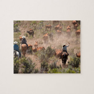 Puzzle Trois cow-boys et cow-girls conduisant du bétail