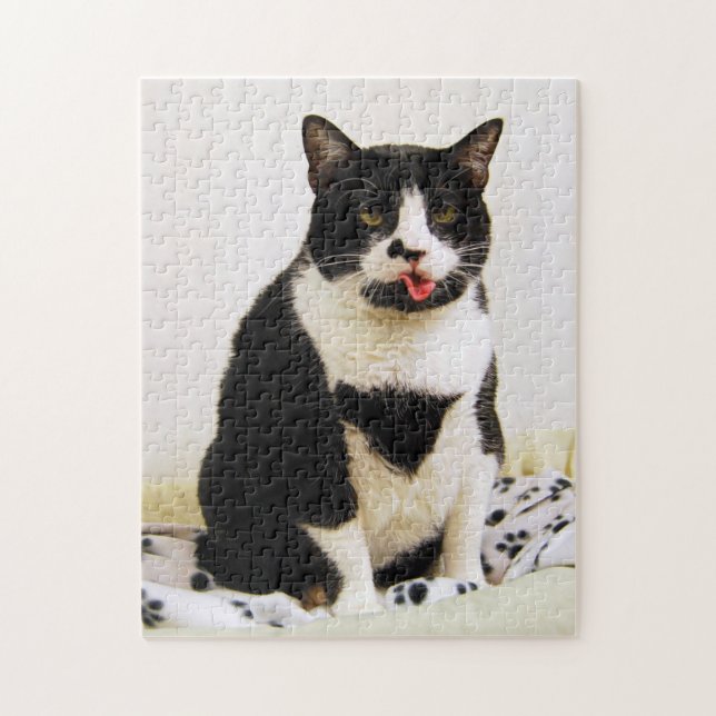 Puzzle Un chat de smoking colle sa langue (Vertical)