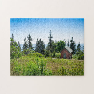 Puzzle Un hangar rustique se trouve dans un pré du Maine