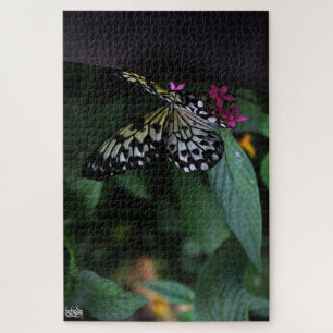 Puzzle Un papillon jaune sur des fleurs roses