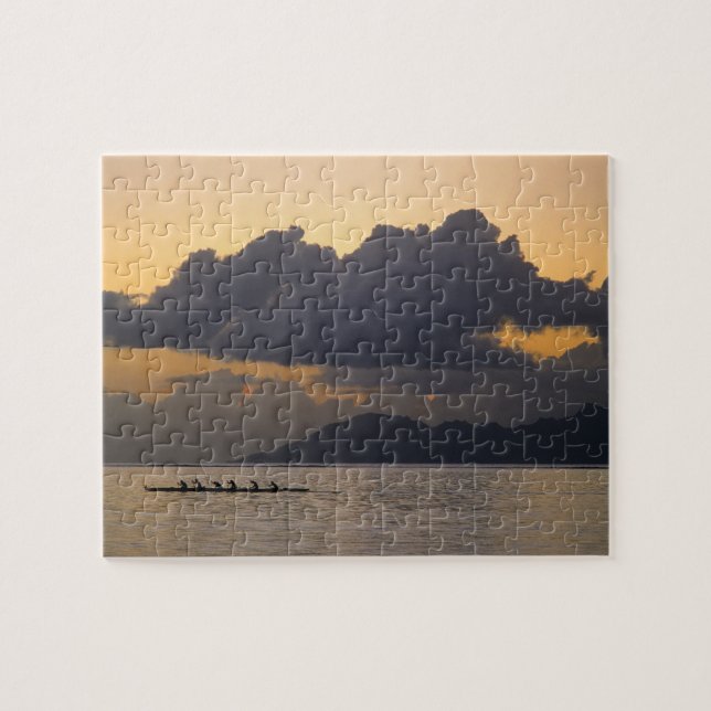 Puzzle Une équipe de canoë se pratique au large des côtes (Horizontal)