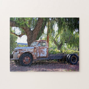 Puzzle Vieux camion à plat sous un arbre