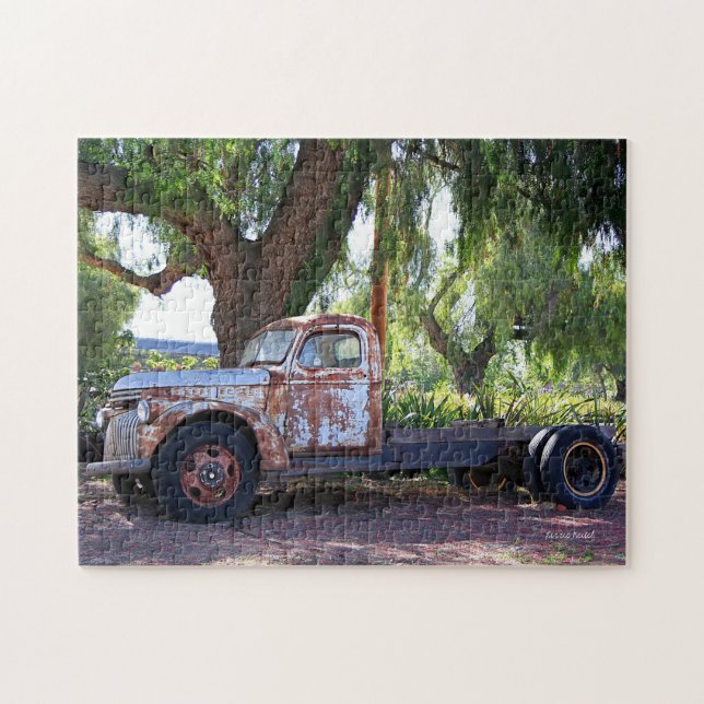 Puzzle Vieux camion à plat sous un arbre (Horizontal)