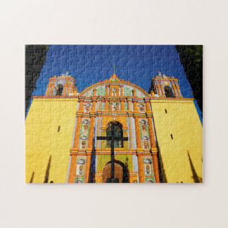 Puzzle Vue d'angle faible d'église fleurie jaune