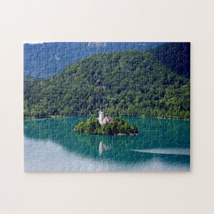 Puzzle Vue panoramique du lac de Bled avec l'église de p