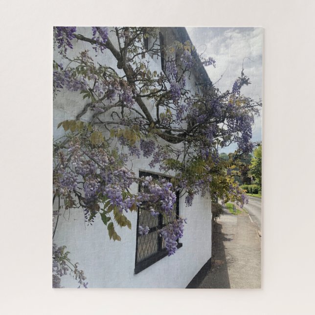 Puzzle Wisteria poussant contre une maison blanche (Vertical)