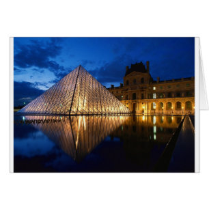 Pyramide en Musée du Louvre, Paris, France