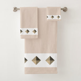 Pyramides de diamants sur beige sable