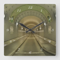 Quadratische Wanduhr Hamburg alter Elbtunnel