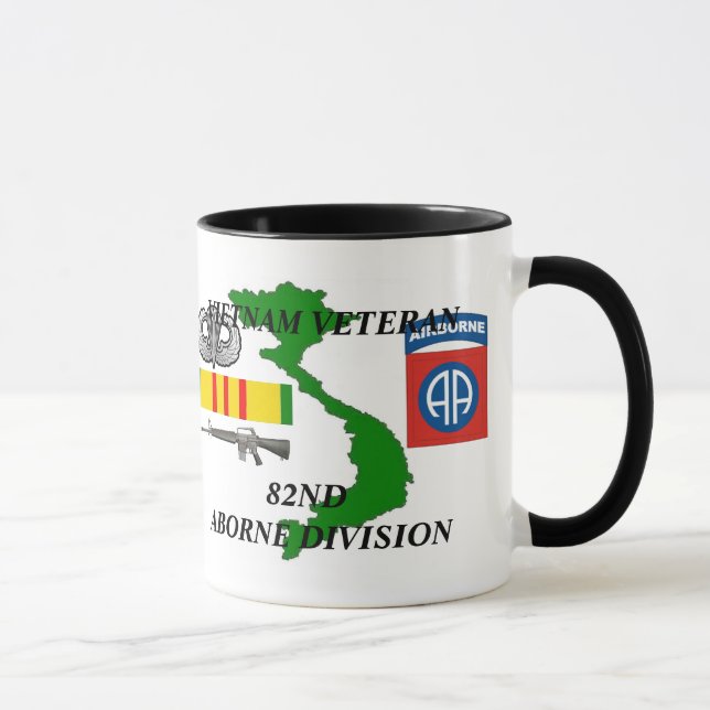 quatre-vingt-deuxième Tasses de café de vétéran du (Droite)