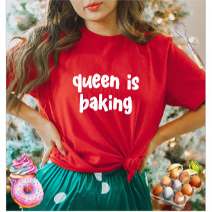 Queen fait cuire un joli T-shirt féminin
