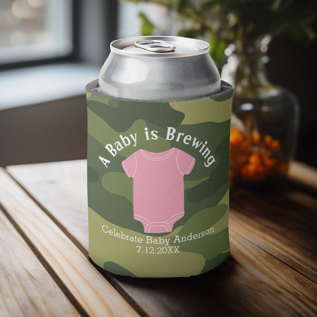 Rafraichisseur De Cannettes Un bébé brasse - Couples Douche Favoriser la fille (Baby Shower Favor - Personalized Can Cooler for a Couple's Shower - A Baby is Brewing)