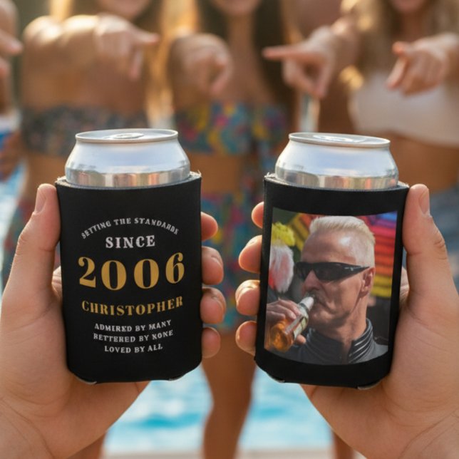 Rafraîchisseur Pour Canette 20e anniversaire Black Gold avec nom et photo (Black can coolers held in hands with an out of focus pool background)