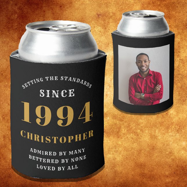Rafraîchisseur Pour Canette 30e anniversaire 1994 Black Gold Modèle photo (Personalized 30th birthday party can coolers in black and gold with photo template, year and name.)
