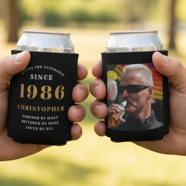 Rafraîchisseur Pour Canette 40e anniversaire Black Gold avec photo (40th birthday black can coolers held in hands showing front and rear)
