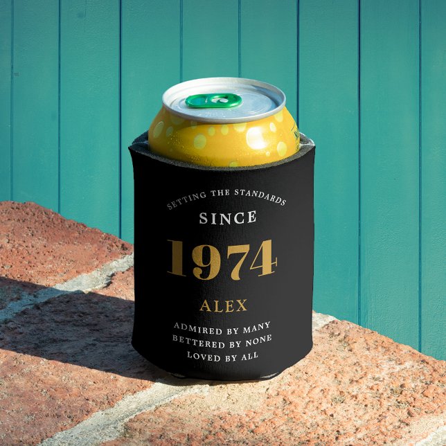 Rafraîchisseur Pour Canette 50e anniversaire Nom 1974 Black Gold Elegant Chic (Luxurious 50th Birthday Black and Gold Can Cooler: The perfect party companion.)