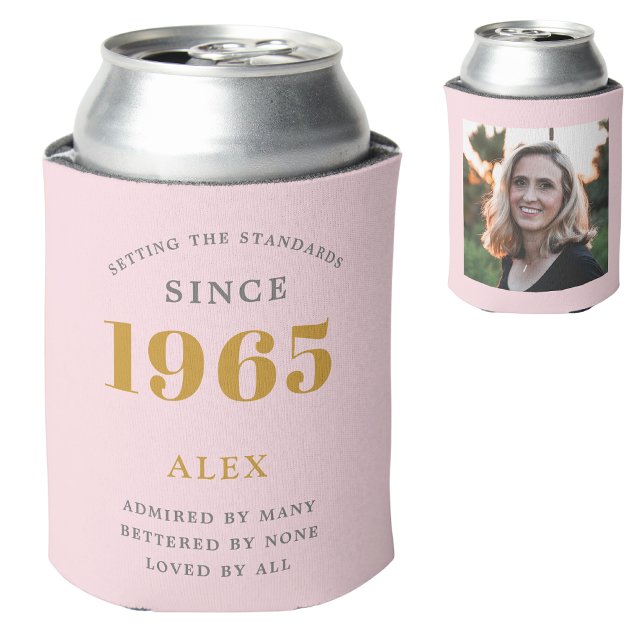 Rafraîchisseur Pour Canette 60e anniversaire Nom 1965 Chic rose Grey Photo (Personalized pink 60th birthday can cooler with custom photograph and name.)