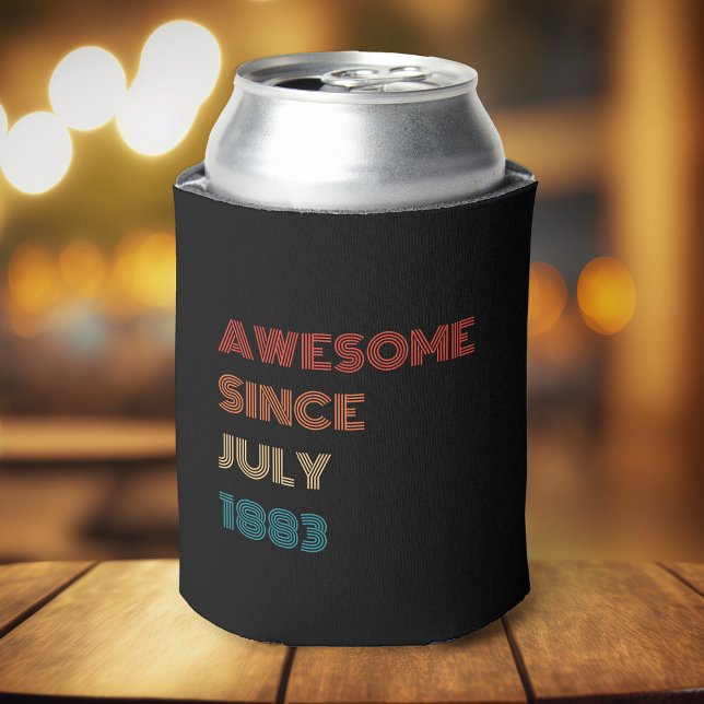 Rafraîchisseur Pour Canette Anniversaire de naissance sur mesure Fête d'annive (A soda can in a dark can cooler on a wooden table, reading "Awesome Since July 1983 in colorful text)