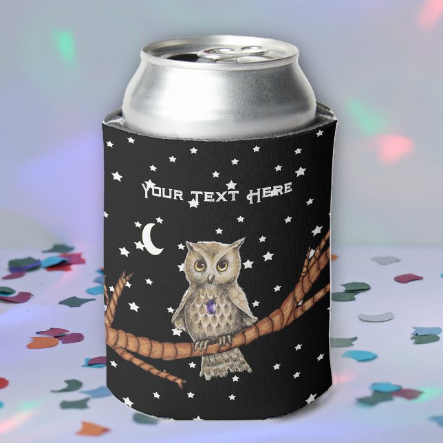 Rafraîchisseur Pour Canette Chouette magique sur Branche Purple Crystal Lune É (Magical owl purple crystal in tree black night sky with moon and stars on drink can cooler.)