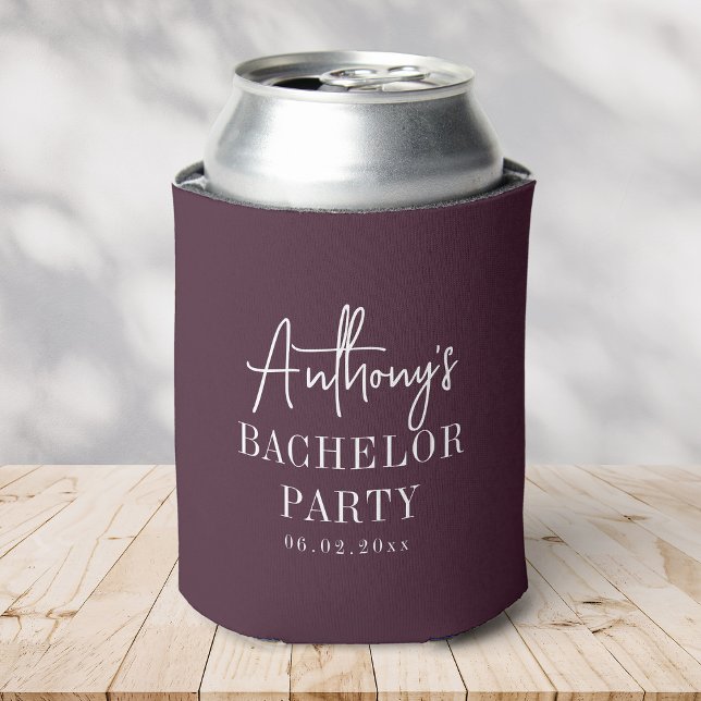 Rafraîchisseur Pour Canette Élégant Moderne Cool Mariage Enterrement de Vie de (can in a maroon can cooler with script saying Anthony's Bachelor Party and date on wooden surface)
