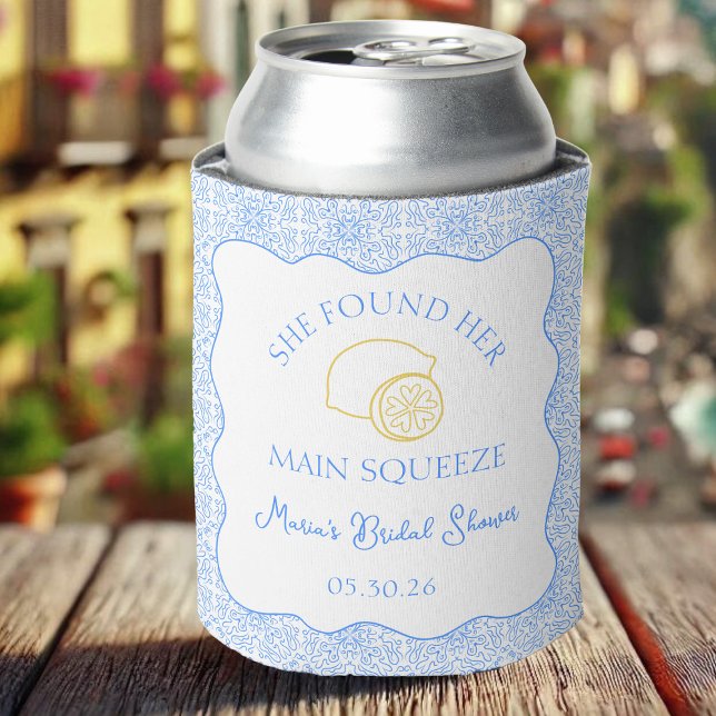 Rafraîchisseur Pour Canette Fête de Fiançailles Main Squeeze Carreau Bleu Citr (Chic can cooler with a lemon theme—perfect for celebrating the bride-to-be! Customizable text.)