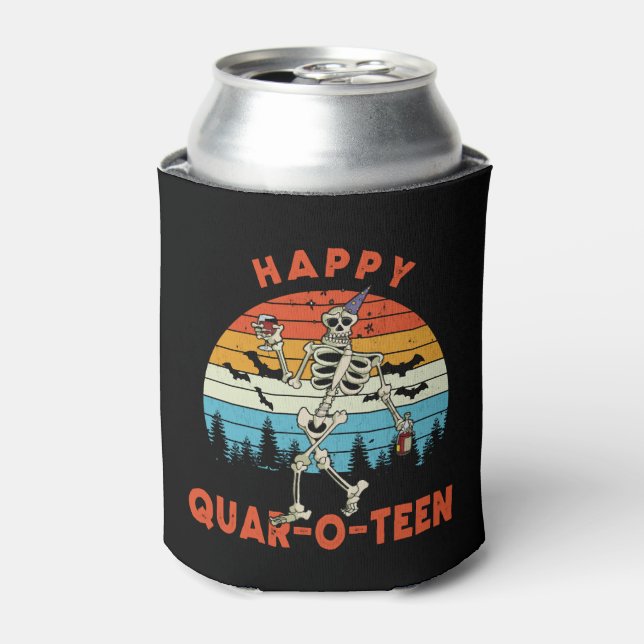 Rafraîchisseur Pour Canette Happy QUAR-O - ADO Funny Skeletor Wine Halloween (Can devant)