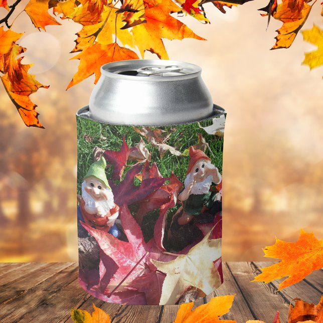 Rafraîchisseur Pour Canette Jardin Gnomes Mythique Magique Feuilles rouges aut (Garden Gnomes Mythical Magical Red Fall Leaves Can Cooler)