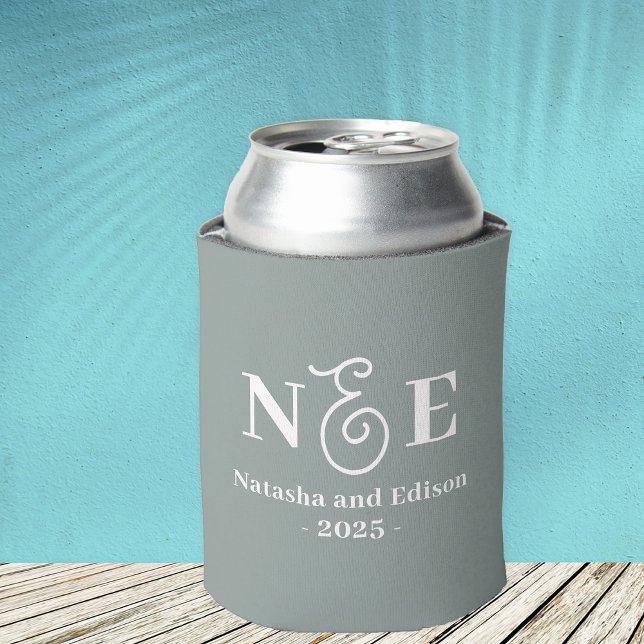 Rafraîchisseur Pour Canette Monogramme Moderne Mariage Sage Green Can Cooler (Personalize with Your Custom Monogram Initials, Names & Year.)