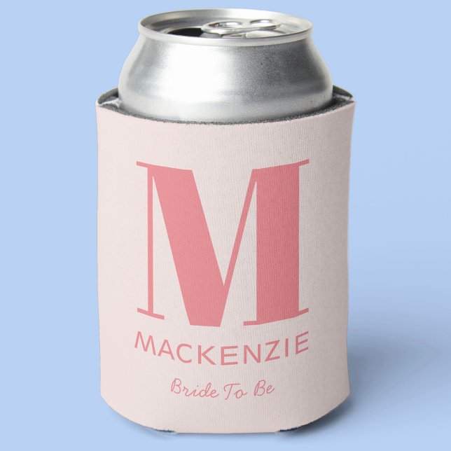 Rafraîchisseur Pour Canette Nom du monogramme rose de la mariée (Bride to Be personalized monogram name can cooler in blush pink)