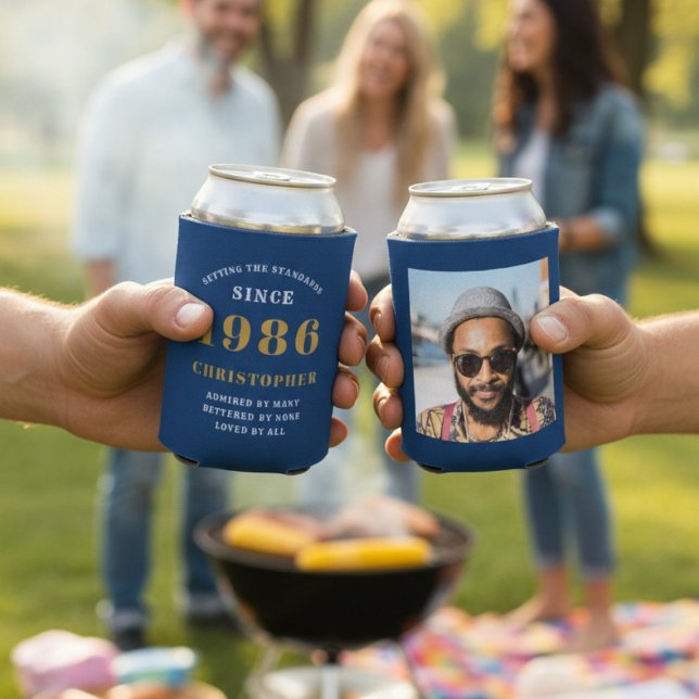 Rafraîchisseur Pour Canette Personnalisé 40e anniversaire Blue Gold avec photo (40th birthday can coolers front and rear shots. Blurred background.)