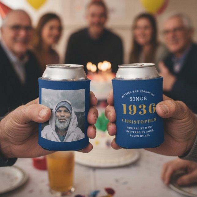 Rafraîchisseur Pour Canette Personnalisé 90e anniversaire bleu or avec photo (90th birthday blue can cooler showing front and rear.)