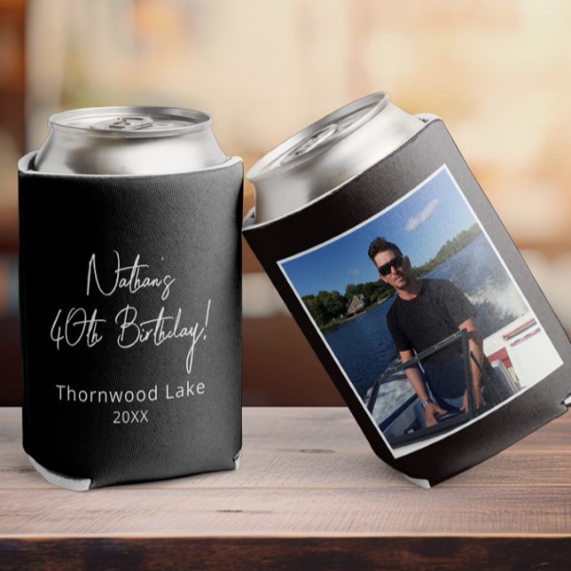 Rafraîchisseur Pour Canette Photo personnalisée Fête d'anniversaire Favoriser  (a black birthday can cooler with a photo on it, other side shows custom text in a script font )