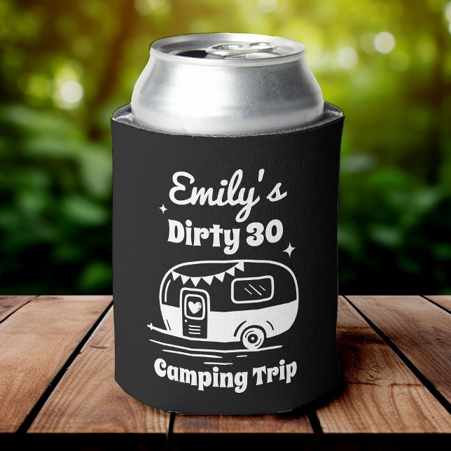 Rafraîchisseur Pour Canette Voyage de filles Enterrement de vie de jeune fille (Black can cooler with the text "Emily's Dirty 30 Camping Trip" and a graphic of a vintage camper)