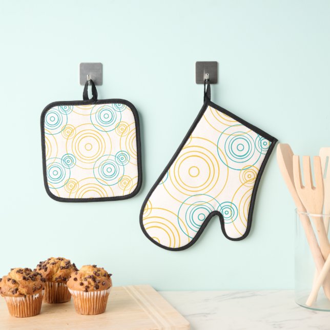 Rain Ripples pattern in Turquoise and Yellow Oven Mitt & Pot Holder Set (Insitu(Hanging))