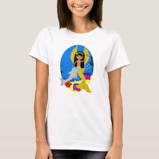Ramla le Merfaery avec T-shirt dauphin
