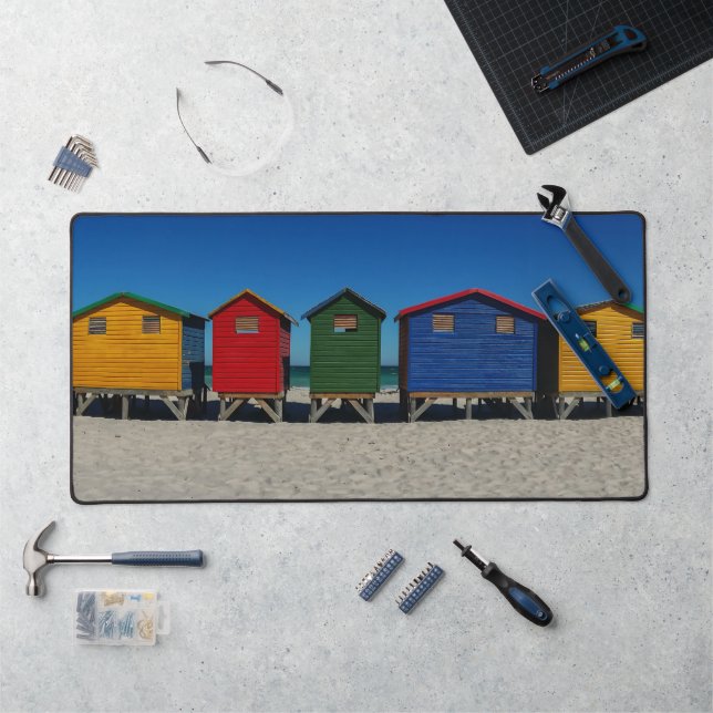 Rangée de cases de plage aux couleurs vives (Poste de travail)