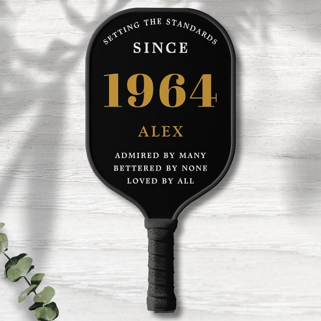 Raquette De Pickleball 60e anniversaire Nom 1964 Black Gold Elegant Chic (Chic '1964' 60th Birthday Black and Gold Personalized Pickleball Paddle.)
