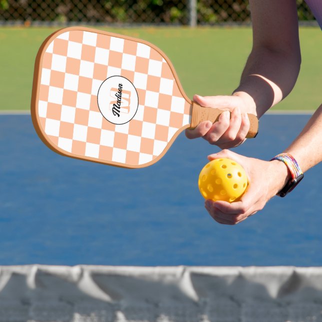 Raquette De Pickleball à damiers pêche blanc rétro géométrique Monogramme (Insitu)